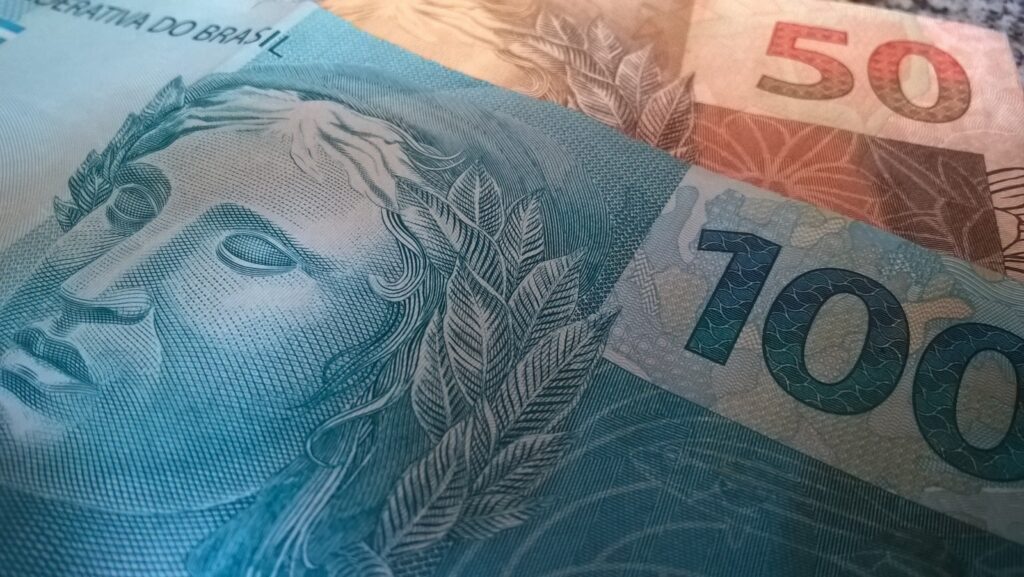 Conoce la historia del real brasileño, el Plan Real, la URV, la inflación y los desafíos de la moneda en Brasil.